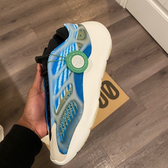Yeezy 700 V3 “Arzareth” - Picture 3 of 8